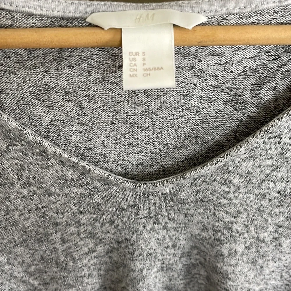 H&M grey soft knit oversized, V neck top.Size S but can fit XL - Picture 3 of 7